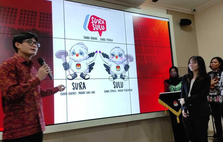 Maskot Pemilu 2024, Sura dan Sulu diperlihatkan di Media Center KPU, Jakarta, Jumat 25 November 2022.