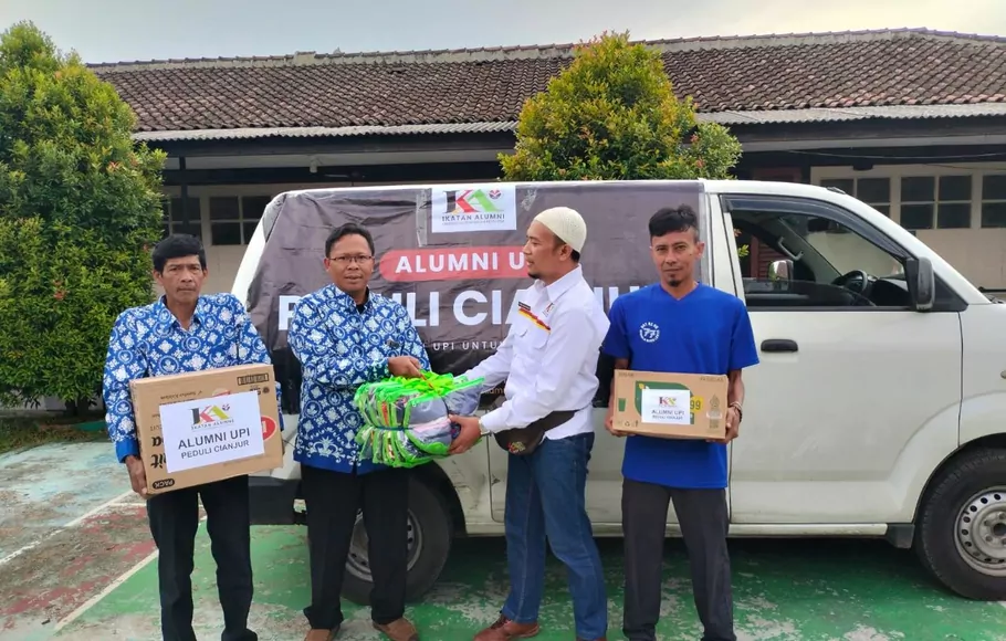 Ikatan Alumni Universitas Pendidikan Indonesia (Ika UPI) menyalurkan bantuan kebutuhan pokok ke sejumlah titik lokasi korban gempa Cianjur, 24-25 November 2022