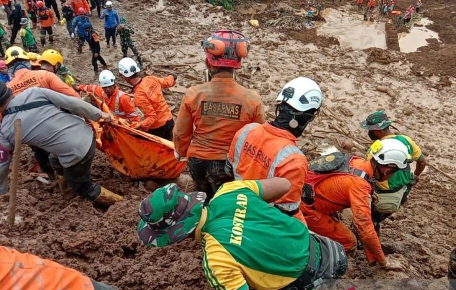Proses evakuasi jenazah korban gempa Cianjur oleh anggota Basarnas di Desa Cijedil Kecamatan Cugenang Kabupaten Cianjur, Jawa Barat, Jumat 25 November 2022. 