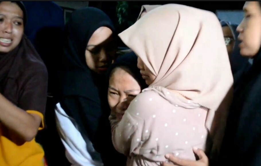 Keluarga korban gempa Cianjur menangis saat jenazah tiba di kediaman, Desa Dawuan, Kecamatan Dawuan, Kabupaten Majalengka, Jawa Barat, Jumat 25 November 2022 malam.