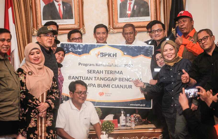 BPKH menyerahkan bantuan secara simbolis untuk korban gempa Cianjur di Kantor Bupati Cianjur, Jawa Barat, Jumat, 25 November 2022.
