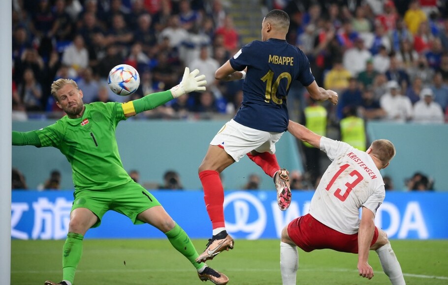 Penyerang Prancis Kylian Mbappe mencetak gol kedua di pertandingan sepak bola Grup D Piala Dunia 2022 Qatar antara Prancis dan Denmark di Stadion 974 di Doha pada 26 November 2022.