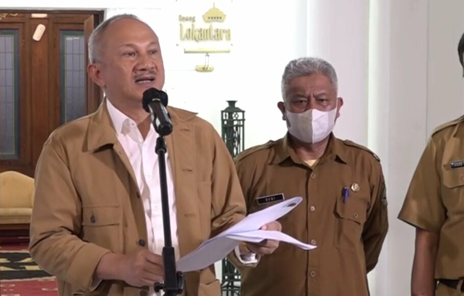Sekda Jabar, Setiawan Wangsaatmaja menjelaskan kenaikan UMP Jawa Barat 2023 di Gedung Sate, Kota Bandung, Senin, 28 November 2022.