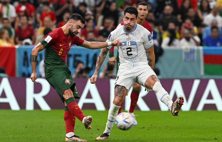 Striker Portugal Bruno Fernandes melesakkan tendangan ke gawang Uruguay.