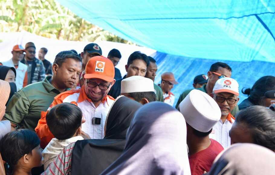 Ketua Majelis Syuro PKS Salim Segaf Al Jufri mengunjungi para pengungsi gempa, Senin, 28 November 2022.