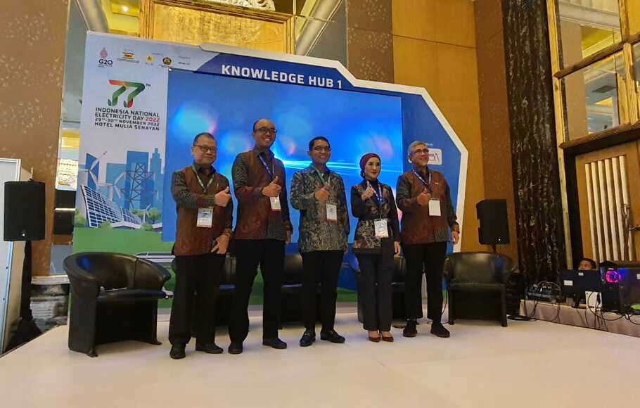 dari kiri, Roestomo sebagai ketua bidang publikasi MKI, Evy Haryadi sebagai Ketua MKI, Dadan Kusdiana sebagai Dirjen EBTKE Kementrian ESDM, Nicke Widyawati sebagai Direktur Pertamina, Bakti S Luddin sebagai wakil ketua panitia HLN 77 memberikan keterangan pers di Jakarta, Selasa 29 November 2022. 