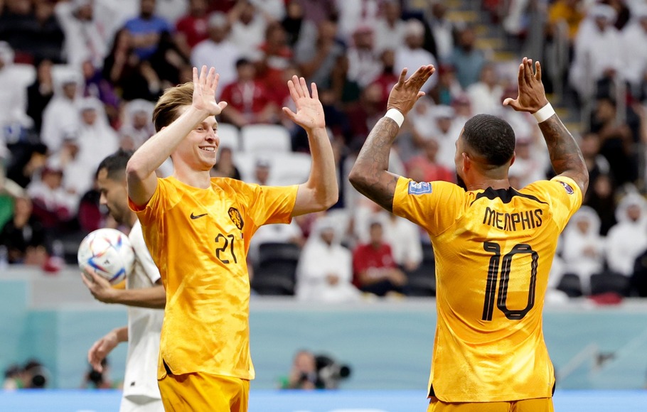 Gelandang Belanda, Frenkie De Jong (kiri), merayakan gol ke gawang Qatar bersama rekannya Memphis Depay.