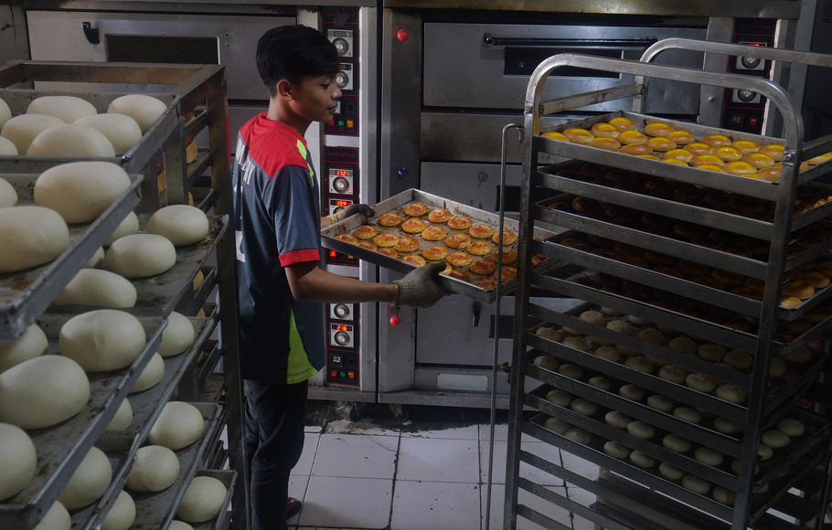 Pekerja di pabrik pembuatan roti di Tangerang Selatan.