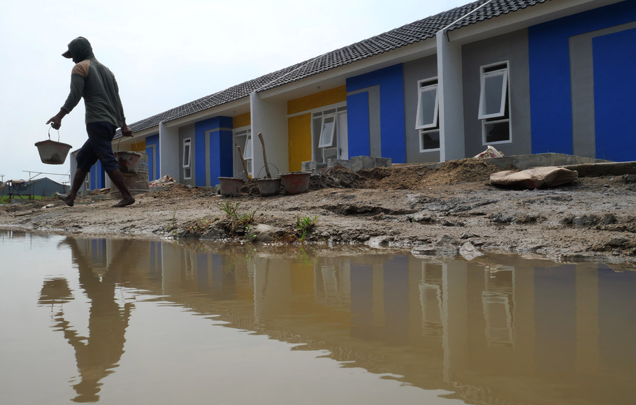 Seorang pekerja menyelesaikan proyek perumahan di kawasan Parung Panjang Bogor, Jawa Barat. 