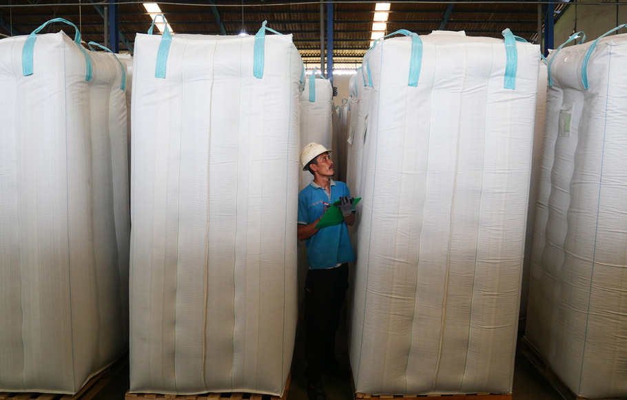 Pegawai memeriksa karungan limbah plastik yang akan di ekspor, di sebuah pabrik pengolahan limbah plastik, Banten.