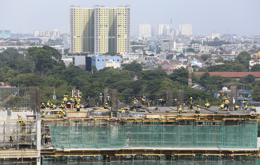 Para pekerja menyelesailan proyek gedung bertingkat di kawasan Thamrin, Jakarta.