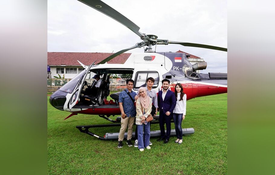 Rombongan Lesti Kejora dan Rizky Billar yang berkunjung ke Cianjur dengan menggunakan helikopter.
