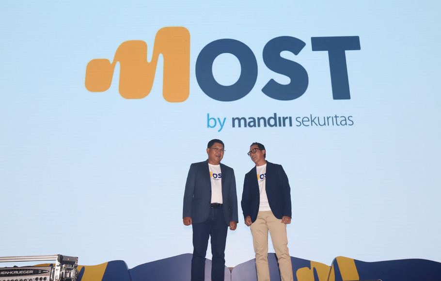 Direktur Utama Bank Mandiri Darmawan Junaidi (kiri) bersama Direktur Mandiri Sekuritas Oki Ramadhana saat peluncuran logo baru Mandiri Online Securities Trading (MOST) di Jakarta, Rabu 30 November 2022.