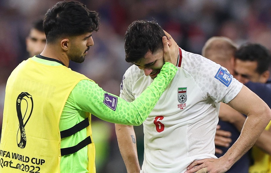Gelandang Timnas Iran, Saeid Ezatolahi (kanan) menangis di akhir laga melawan Amerika pada penyisihan Grup B Piala Dunia 2022 di Qatar, Rabu 30 November 2022 dini hari WIB.