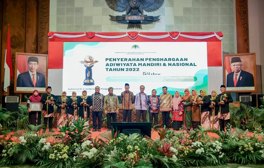Kementerian Lingkungan Hidup dan Kehutanan (KLHK) memberikan penghargaan Sekolah Adiwiyata Mandiri dan Nasional tahun 2022 di Jakarta, Kamis 1 Desember 2022.