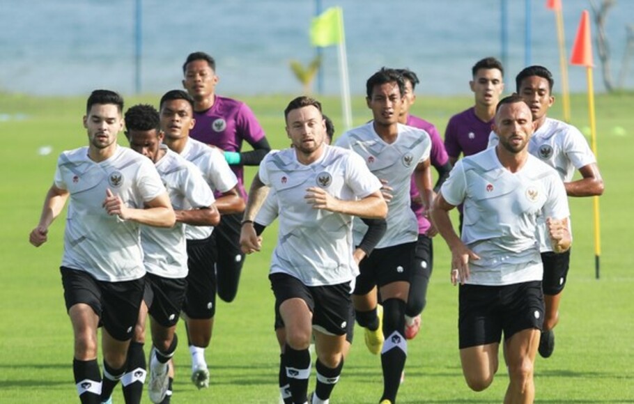 Para pemain Timnas Indonesia menjalani latihan di Bali.