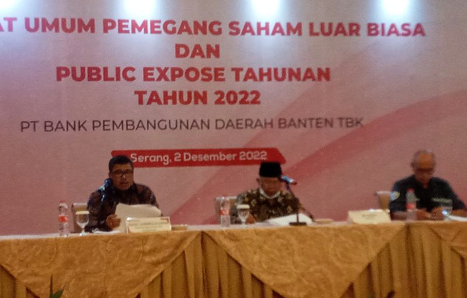 Plt. Komisaris Utama Bank Banten M. Yusuf dan Plt. Direktur Utama Denny Sorimulia Karim memberikan keterangan dalam publik ekspose Bank Bantennusai RUPS LB Bank Banten di Serang, Jumat 2 Desember 2022.