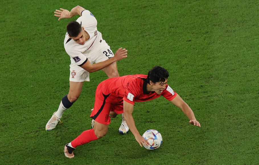 Bek Portugal, Antonio Silva menjegal langkah gelandang Korea Selatan, Lee Kang-in dalam laga Gruo H Piala Dunia 2022 di Education City Stadium, Jumat, 2 Desember 2022.