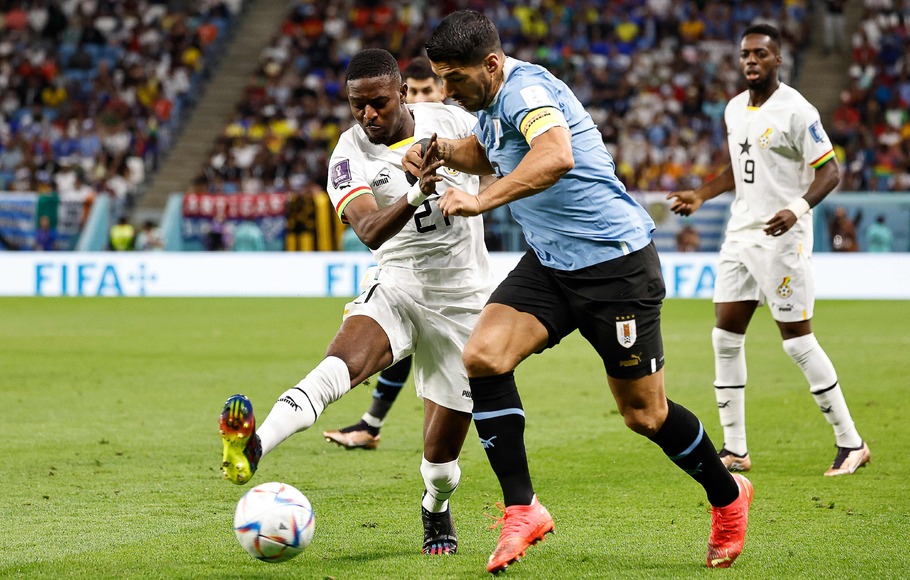 Penyerang Uruguay Luis Suarez (kanan) berduel dengan gelandang Ghana Salis Abdul Samed.