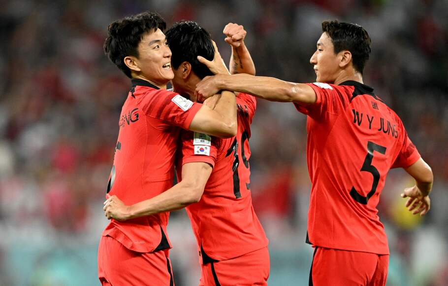 Bek Korea Selatan, Kim Young-gwon merayakan gol yang dicetaknya.