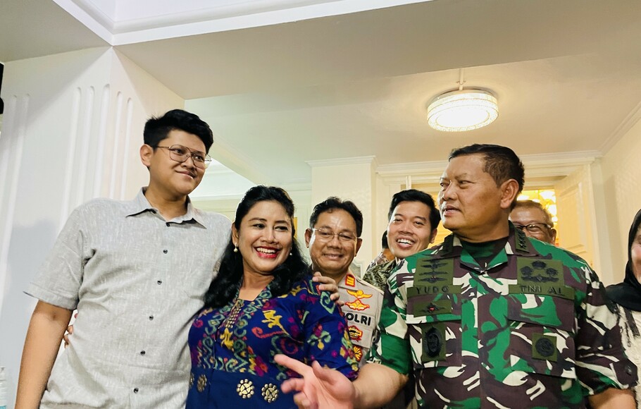 Calon Panglima TNI, Laksamana Yudo Margono bersama keluarga usai menerima Komisi I DPR yang melakukan verifikasi faktual di rumah dinasnya, Jumat, 2 Desember 2022. 