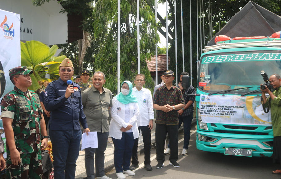 Pemprov NTB mengirimkan dua truk bantuan berupa makanan siap saji untuk para korban gempa Cianjur, Jawa Barat.