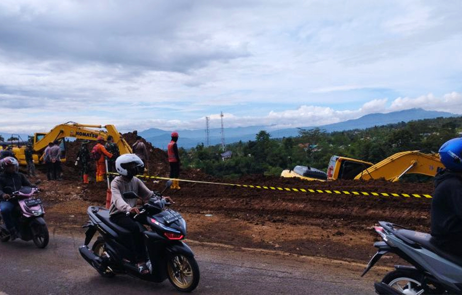 Sejumlah kendaraan melewati daerah longsor dampak gempa bumi di Jalan Raya Cipanas, Kecamatan Cugenang, Kabupaten Cianjur, Jawa Barat. 