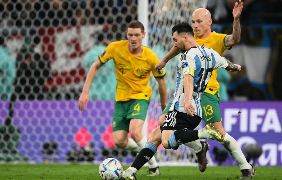 Pemain Argentina Lionel Messi beraksi untuk mencetak gol ke gawang Australia pada pertandingan babak 16 besar Piala Dunia 2022 di di Stadion Ahmad Bin Ali, Minggu 4 Desemebr 2022 dini hari.