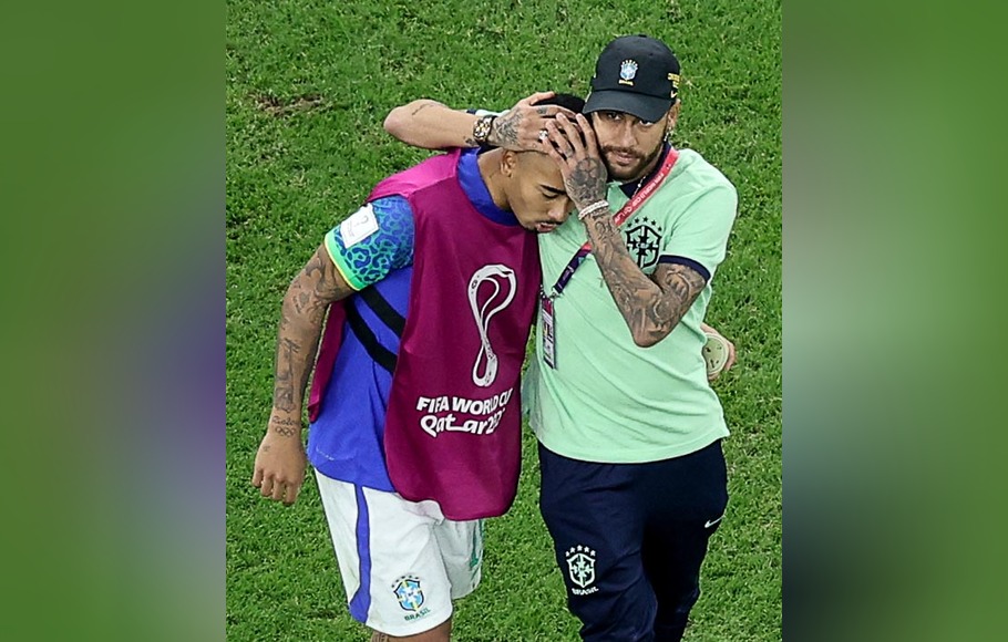 Neymar (kanan) memeluk rekannya Gabriel Jesus setelah Brasil kalah dari Kamerun 0-1 di Grup G Piala Dunia Qatar, 2 Desember 2022.
