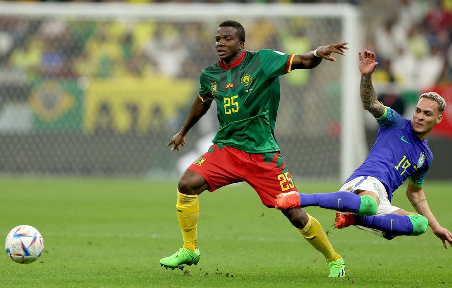 Bek Kamerun Nouhou Tolo berebut bola dengan pemain sayap Brasil, Antony (kanan) pada penyisihan Grup G Piala Dunia 2022 di Qatar, 2 Desember 2022.