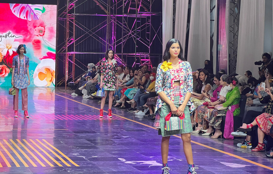 Perancang busana Lenny Agustin bersama desainer lainnya yang tergabung dalam Indonesia Fashion Chamber (IFC) menghadirkan koleksi busana kebaya funky dalam perhelatan Spotlight Indonesia 2022.