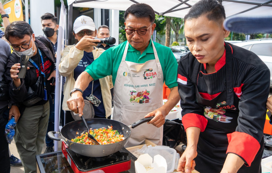 Kepala Staf Kepresidenan Moeldoko memasak nasi goreng berbahan sorghum, pada gelaran Food Truck Sorgum, di Jakarta, Minggu , 4 Desember 2022. Kegiatan bertema 