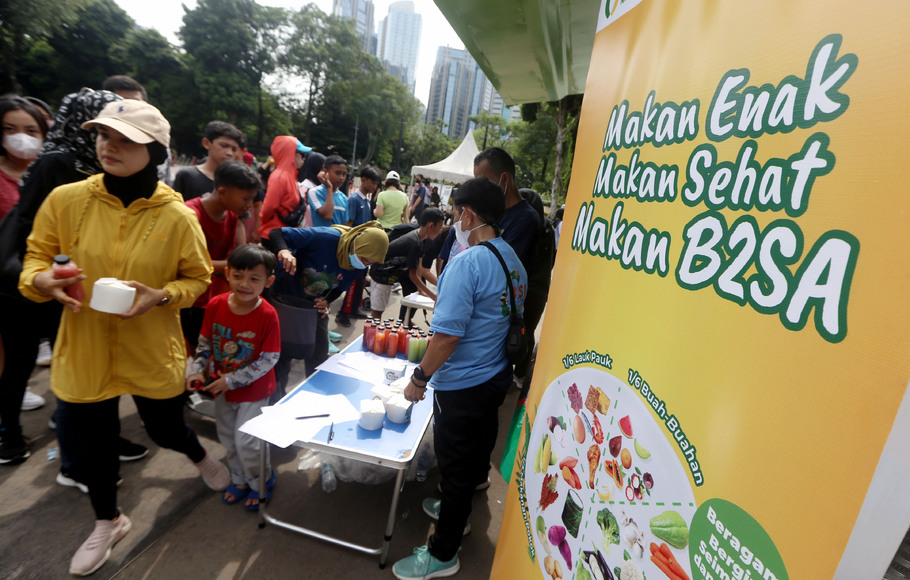 Warga menyerbu Food Truck Sorgum untuk mendapatkan sorgum gratis saat gelaran car free day di Senayan, Jakarta, Minggu, 4 Desember 2022. Kegiatan bertema 