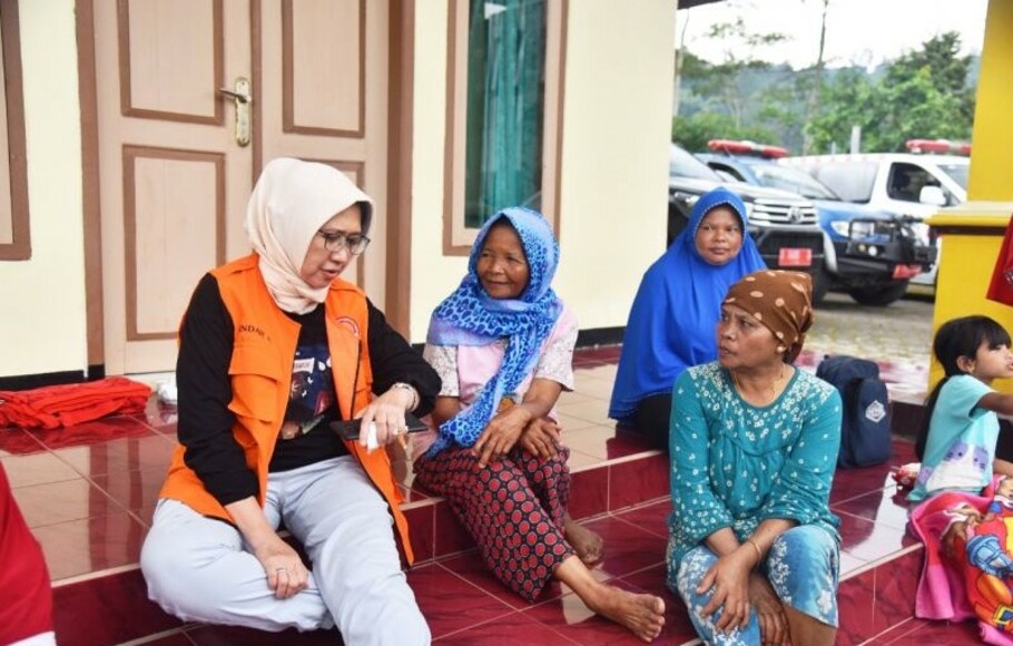 Wabup Lumajang Indah Amperawati (kiri) berbicara dengan beberapa warga yang mengungsi di PPGA Semeru di Gunung Sawur, Minggu 4 Desember 2022 