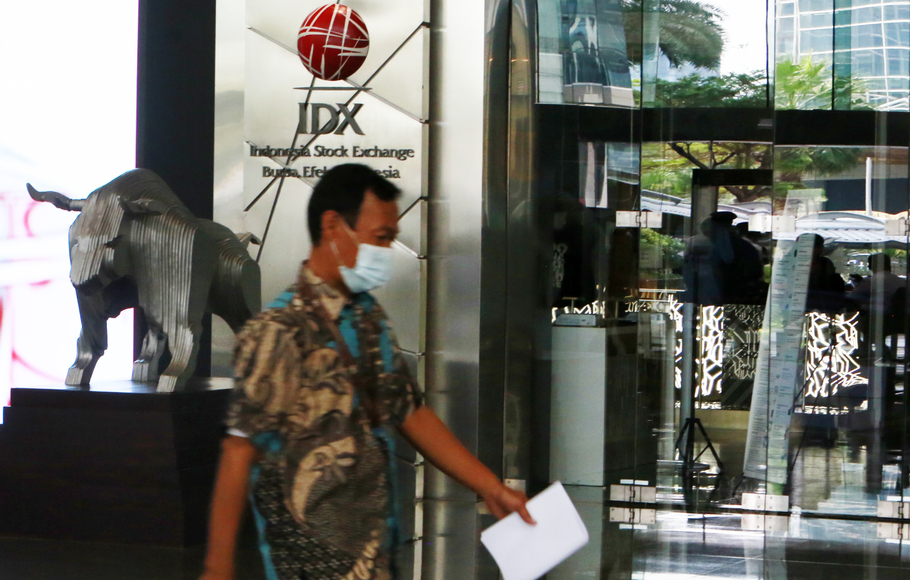 Pengunjung melintas di Bursa Efek Indonesia (BEI), Jakarta.