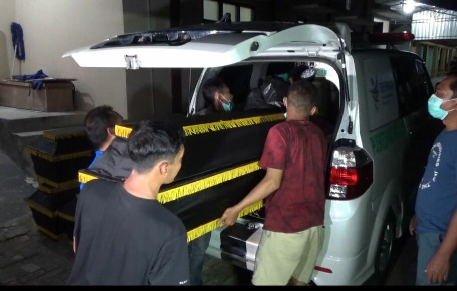 Jenazah korban bus masuk jurang di Magetan dipulangkan ke Semarang, Minggu 4 Desember 2022 malam.