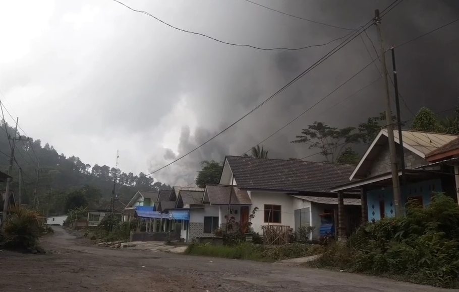 Awan panas guguran dari Gunung Semeru mengakibatkan sejumlah wilayah di dua kecamatan di Kabupaten Lumajang, Jawa Timur diguyur hujan abu vulkanik, Minggu (04/12/2022) siang.