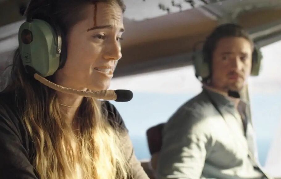 Sara (Allison Williams) dan Alexander Dreymon (Jackson) harus bertahan hidup di pesawat kecil yang berada di atas ketinggian dalam film Horizon Line (2020).