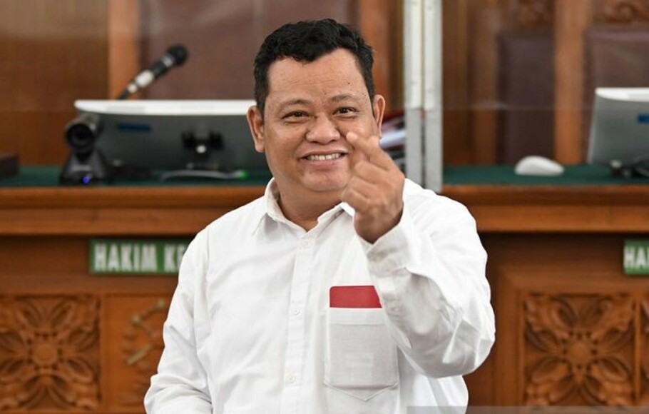 Terdakwa pembunuhan berencana terhadap Brigadir J, Kuat Ma’ruf menyapa pengunjung dengan gaya saranghaeyo dalam sidang di Pengadilan Negeri Jakarta Selatan, Senin 5 Desember 2022.