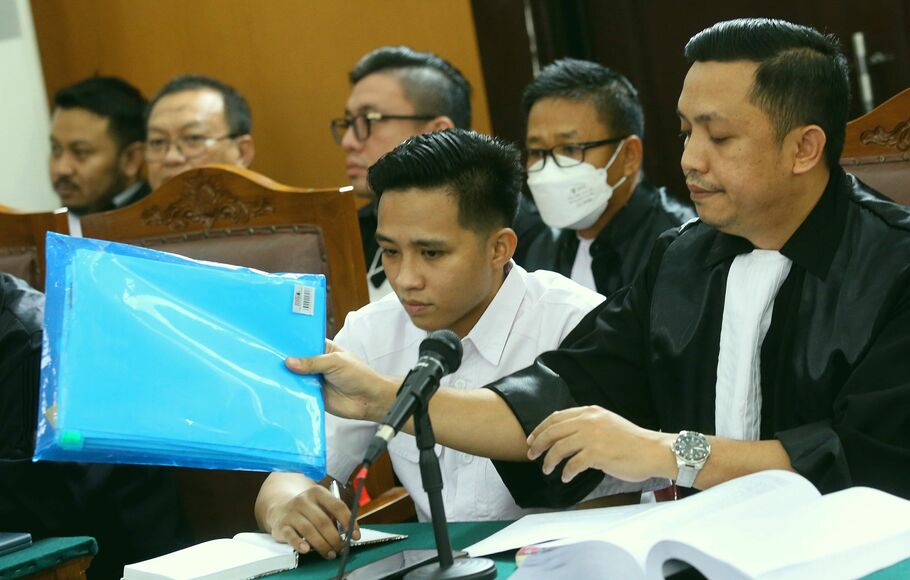 Terdakwa pembunuhan berencana terhadap Nofriansyah Yosua Hutabarat atau Brigadir J, Richard Eliezer (kiri), bersama kuasa hukumnya saat menjalani sidang lanjutan kasusnya di Pengadilan Negeri Jakarta Selatan, Senin 5 Desember 2022.