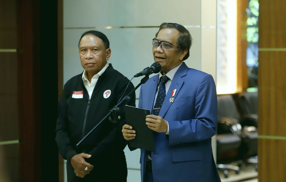 Menkopolhukam Mahfud MD (kanan) bersama Menpora Zainudin Amali (kiri), memberikan keterangan pers terkait keberlanjutan kompetisi sepak bola Liga 1 di Jakarta, Senin 5 Desember 2022. 