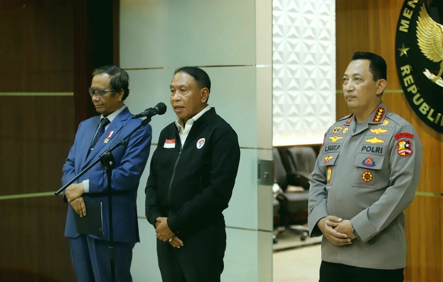 Menkopolhukam Mahfud MD (kiri) bersama Menpora Zainudin Amali (tengah) dan Kapolri Jenderal Pol Listyo Sigit Prabowo (kanan), memberikan keterangan pers terkait keberlanjutan kompetisi sepak bola Liga 1 di Jakarta, Senin 5 Desember 2022.