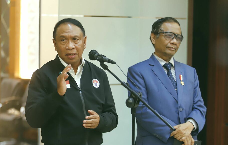 Menkopolhukam Mahfud MD (kanan) bersama Menpora Zainudin Amali (kiri), memberikan keterangan pers terkait keberlanjutan kompetisi sepak bola Liga 1 di Jakarta, Senin 5 Desember 2022.