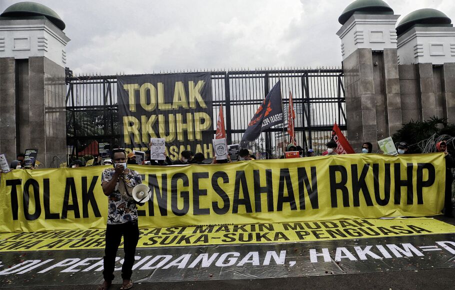 Massa dari berbagai organisasi menggelar aksi unjuk rasa menolak pengesahan RKUHP di depan Gedung DPR RI, Senayan, Jakarta Pusat, Senin 5 Desember 2022.