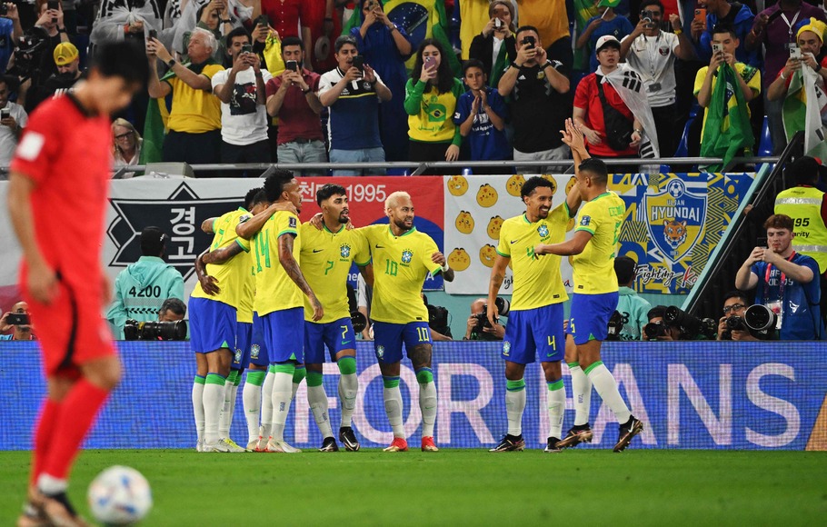 Para pemain Brasil merayakan gol ke gawang Korea Selatan.