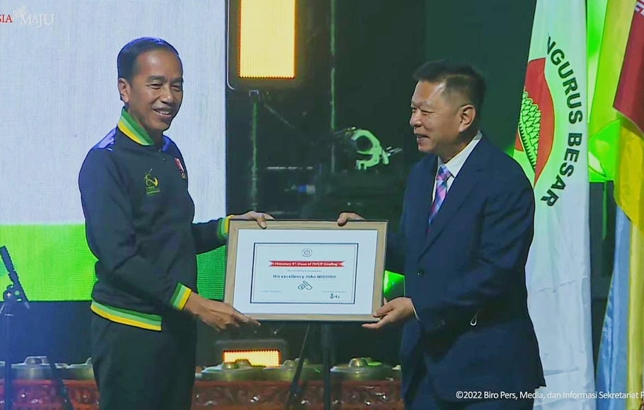 Presiden Joko Widodo (Jokowi) menerima penghargaan Honorary 9th Duan of The International Wushu Federation Grading dari Federasi Wushu Internasional (IWUF) yang diserahkan Wakil Presiden IWUF, Anthony Goh, pada acara pembukaan Kejuaraan Dunia Wushu Junior 2022 yang berlangsung di Nusantara Hall ICE BSD City Tangerang, Banten, Senin (5/12/2022) malam. 