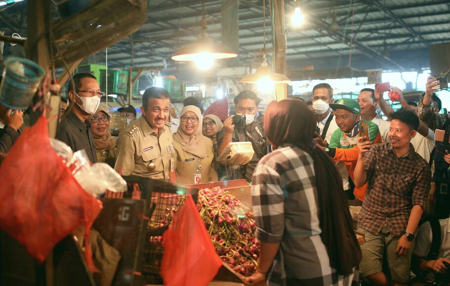 Penjabat Gubernur DKI Jakarta, Heru Budi Hartono (kiri), bersama Wali Kota Jakarta Timur M Anwar (dua kiri), saat meninjau Pasar Induk Kramat Jati, Jakarta Timur, Selasa 6 Desember 2022.