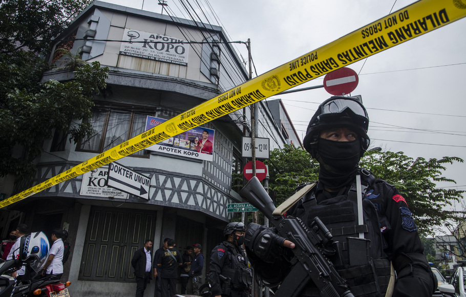 Tim Brimob Polri mengamankan area pertokoan yang ditutup usai peristiwa bom bunuh diri di Polsek Astanaanyar, Bandung, Jawa Barat, Rabu, 7 Desember 2022.