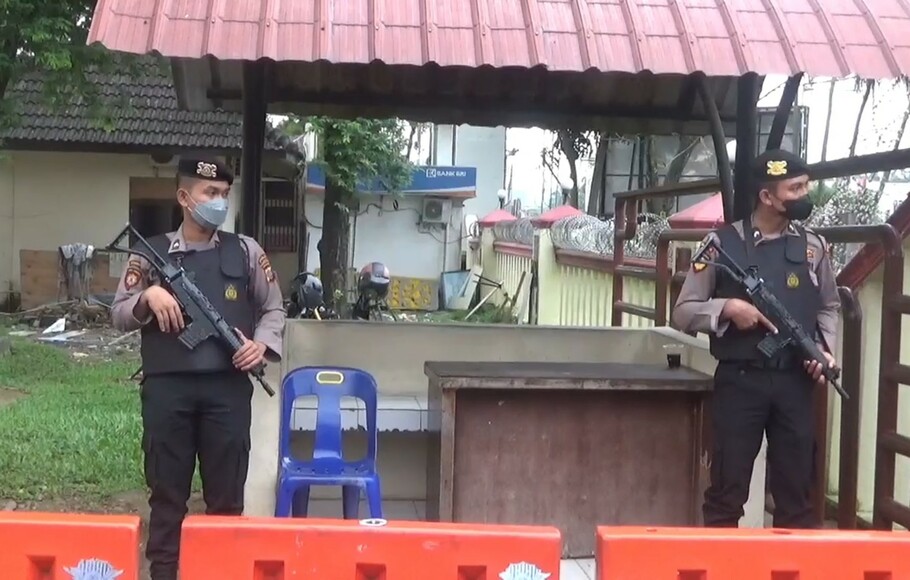 Personel Sat Sabhara bersenjata lengkap tampak bersiaga di depan Mapolda Sumatera Utara, Rabu, 7 Desember 2022.