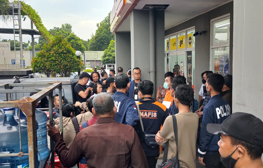 Polda Metro Jaya menggelar rekonstruksi kasus pembunuhan seorang wanita yang mayatnya dibuang di kolong Tol Becakayu, Kalimalang, Jakarta Timur.